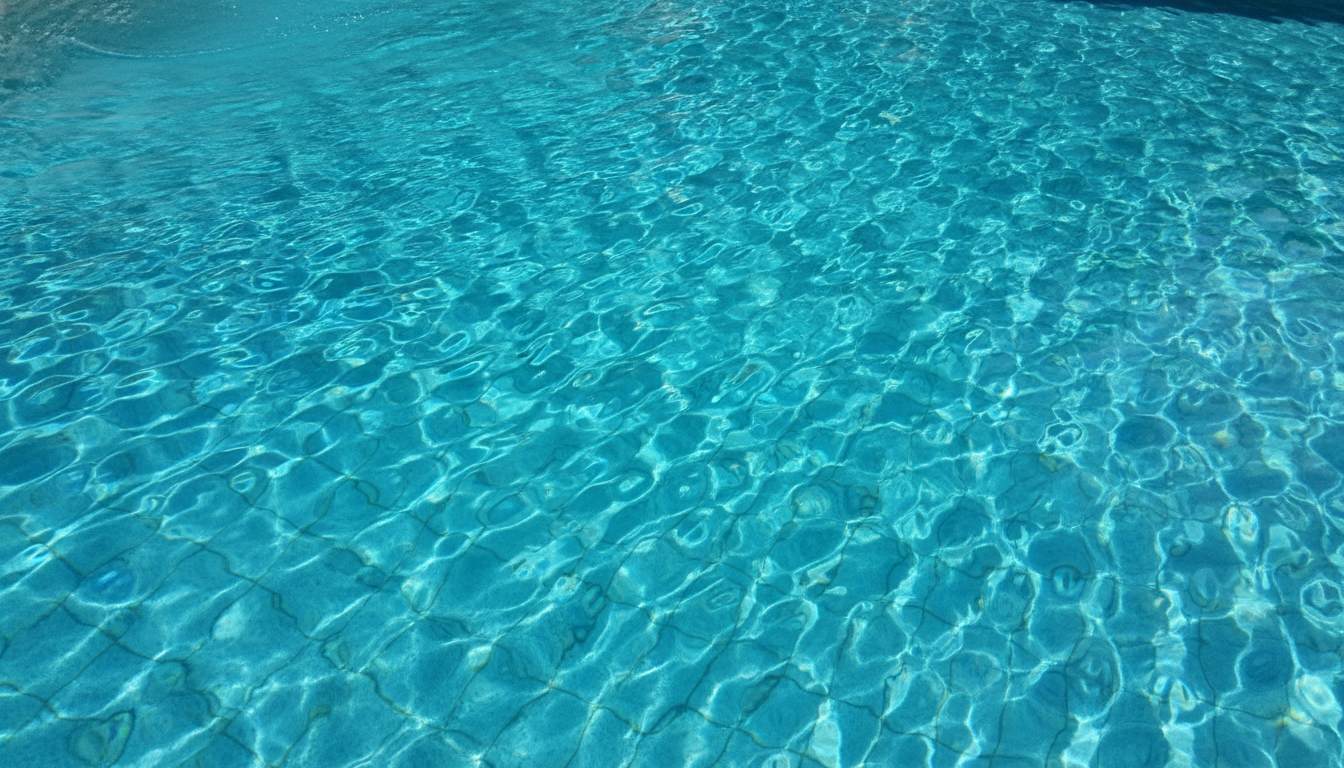 Eau cristalline de piscine